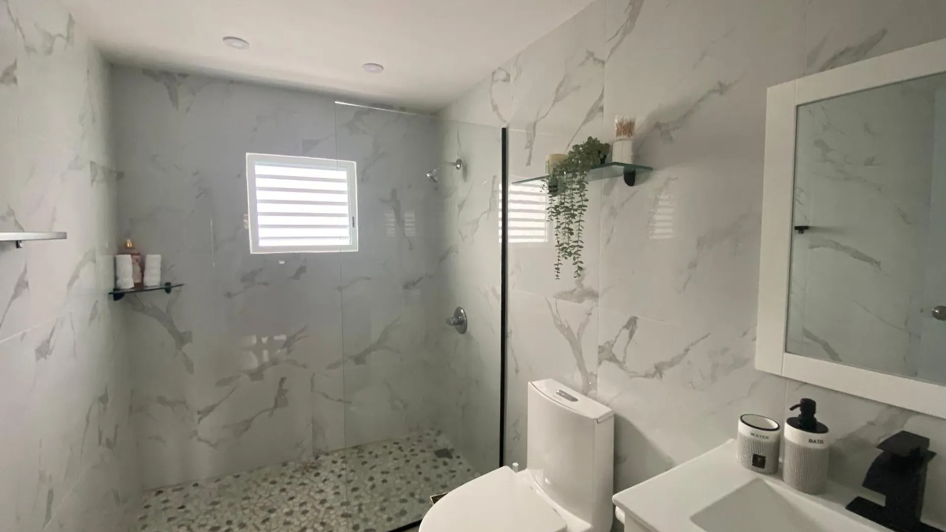 Tropical 2-Bedroom Apt Oasis: Villa Iris Escape Luquillo
