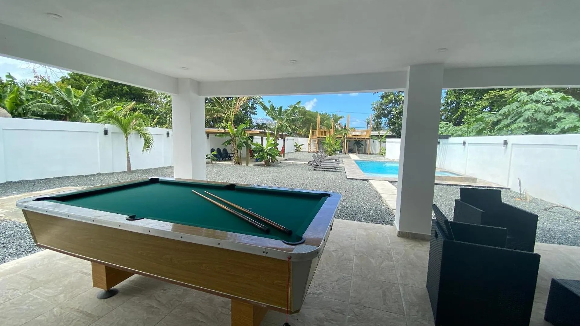 Tropical 2-Bedroom Apt Oasis: Villa Iris Escape Luquillo Appartement